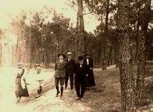 V1363 - Promenade en forêt à St-Jean-de-Monts. De g à d, Marthe Feuillebois, Maurice F., André F., Edmond F. Rémy Hausermann, Nanny