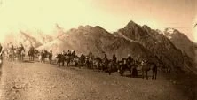 EH02D - La caravane des mulets arrive au col