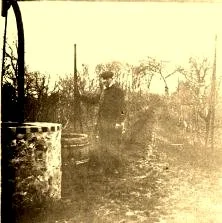 EH03D - Photo non identifiée, peut-être à Vierville ou à Vertou ?? L'homme ne ressemble pas aux Feuillebois. Georges Chedal?? Le paysage ne rappelle pas Vierville.