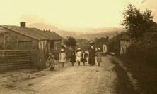 EH03D - Les neveux George et Mathieu, la personne adulte est probablement Nanny. Les 2 filles en blanc sont peut-être Suzanne et Simone Hausermann (14 et 12 ans en 1910). Je ne vois pas semble-t-il Jean H. qui avait 7…
