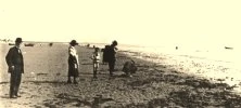 EH04A - St-Jean-de-Monts, plage, de g à d: Mr. Feuillebois, Mme Marthe Feuillebois (née Hausermann, soeur de Daddy)