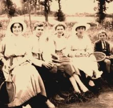 7704 - Veules-les-Roses, retour du tennis, de g à d: Suzanne Lefévre, ?, Suzanne Cordelle, ?, ?.