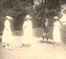V0448 - Jeu de croquet à Vierville, les 2 soeurs Hausermann Suzanne et Simone, Jean Hausermann et Suzanne Cordelle que l'on va appeler Suzannette car c'est la plus jeune des 2 (de 6 ans, elle est de 1902 et n'a que 15…