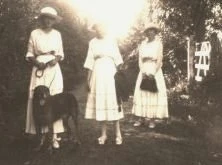 V0453 - Simone, Suzannette et Suzanne en promenade dans les chemins creux