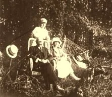 V0488 - Vierville,: Tonton Robert, Suzannette (assise), Simone (debout), Suzanne (hamac)