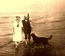 V0490 - Vierville, à la plage, Simone et Tonton Robert