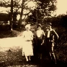 V0498b -Vierville, sur la pelouse arrière, Simone, Suzanne et Jean