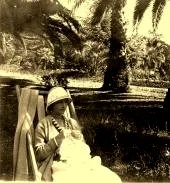V0598 - Pique-nique à Porquerolles, on reconnait les Cordelle et les Dessus. Gabriel Dessus est à droite, Suzannette est la 2ème à gauche, Simone la 4ème à gauche. Il y a un autre ménage, mais qui? les Prouveur??