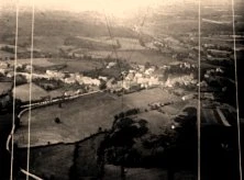 V0553 - Le village de La Courtine, vu d'une "saucisse" d'observation