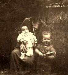V0573 - Simone, François et Michel à Tours en février 1923
