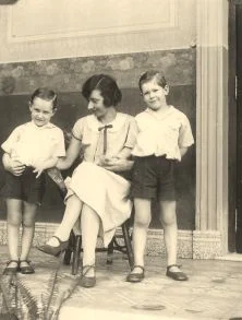 Simone entourée de ses 2 enfants 8-1928