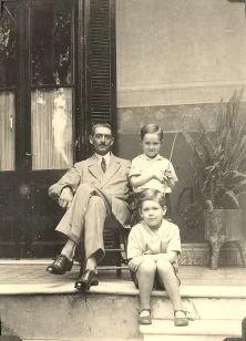 Jean Cordelle et ses enfants, sur le patio, devant la porte fenêtre donnant sur la salle à manger 8-1928