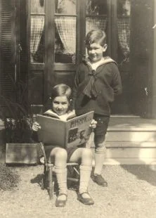 François et Michel devant la porte fenêtre de leur chambre. 8-1929