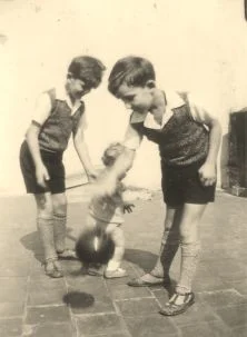 Les 3 frères sur la terrasse, le jour de l'anniversaire d'Yves, 8 mai 1931