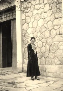 Brigitte avec sa robe de laine