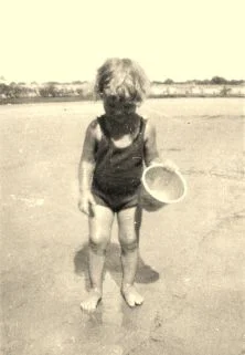V1338 - Riachuelo, 2/1932, la tente sur la plage, de g à d: Germaine, Michel, Jean-Paul, François, Yves, Simone, Jean Hausermann