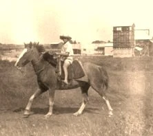 V0698 - François à cheval, devant l'usine de concassage