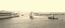 V0870 - Montevideo, le croiseur britannique HMS "Dauntless" entre dans le port