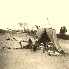 V0880 - Riachuelo, la tente à la plage