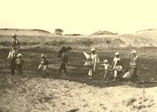 V0882 - Riachuelo, traversée des dunes pour aller à la plage, François blessé est porté par Vinay.