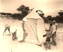 V0957 - Montage de la tente, de g à d: François et Michel, Simone, Yves, Vinay, et ?.