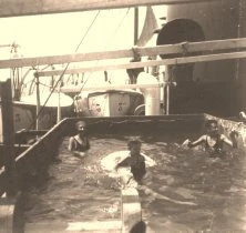 V1018 - Piscine à bord, Yves au milieu, Michel à droite, Simone à gauche, François devant