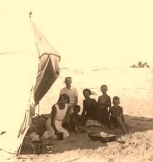 V1059 - Riachuelo, tente sur la plage, de g à d:Germaine, Jean, Jean-Louis, Simone, Jean-Paul, Yves, 1/1937