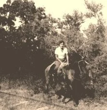 V1137 - Riachuelo, Simone à cheval