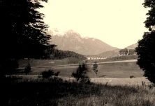 V1166 - Hotel Llao-Llao et le Tronador, à peine visible au fond