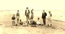JH05B - Riachuelo, plage, familles Cordelle et Hausermann, de g à d: Yves, Michel, Jean-Paul, Papa, François, Tante Maine, Clémentine, Jean Hausermann, Maman