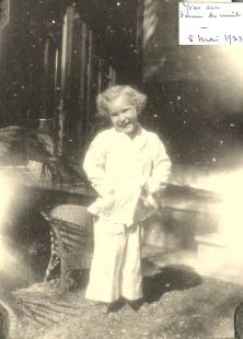 Yves en tenue de nuit, 8 mai 1933, 3 ans