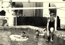 Les 3 enfants dans la piscine