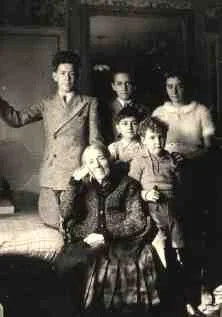 Grand-mère Feige, ses petits enfants Antoinette et Jean Dupuis, et ses arrière-petits enfants François, Michel et Yves
