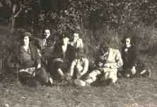 Promenade en forêt, de g à d: Simone, Pierre Dupuis, Jean Dupuis, Bonne-Maman, François, Yves, Michel, Antoinette