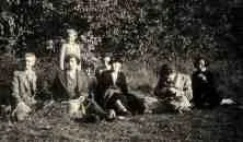 Promenade en forêt, de g à d: Papa, Maman, Yves, Jean Dupuis, Michel, Bonne-Maman, François, Antoinette