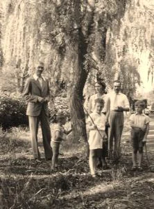 Casilda, octobre 36, de g à d: Jean C., Jean-Louis, Tante Maine, Yves, Toutouni, Jean-Paul