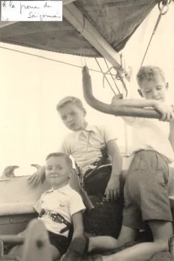 Les 3 cousins, à la proue