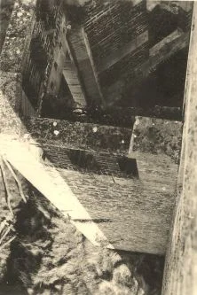 A la tour ruinée construite par le Marquis de Pierre à la fin du 19ème siècle. Elle a complétement disparu au moment de la guerre