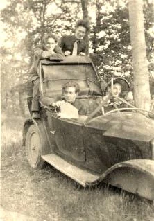 Les 4 dans une carcasse de voiture