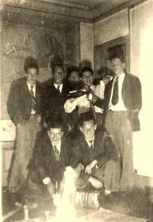 Ci-dessous, un "dîner" d'étudiants dans une maison abandonnée et ouverte de la rue des Vignes, à Passy, entre rue du Ranelagh et cinéma "Ranelagh"