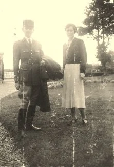 Jean Cordelle part le 2 septembre 1939, Simone est inquiète. Tout le monde pense à la Grande Guerre et ses tranchées meutrières