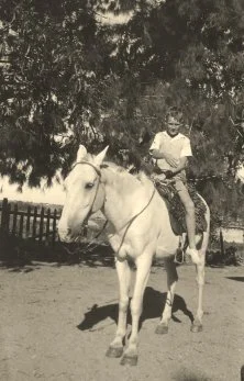 Yves, sur le cheval blanc "de Napoléon", mars 39