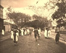 V0014 - Hélène, Jean et Suzanne dans une rue de Dakar