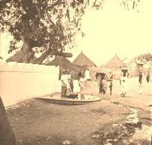 V0015 - Entrée du village négre à Dakar
