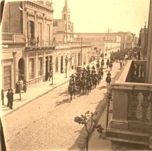 V0090 - Défilé de cavalerie dans la rue Larrea, Nov 1907