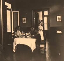 V0115 - Salle à manger, un invité à table