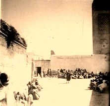 V0333 - Oujda (Maroc), 29 avril 1911, devant la mosquée