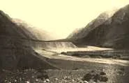 la vue du train montant dans la haute vallée des Andes, très séche et désertique