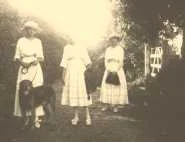 Vierville, les 3 amies et le chien de Simone, (nommé Diabolo?) 1917