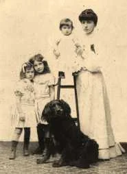 Simone, Suzanne, Jean, et Nanny à Cherbourg en 1904,